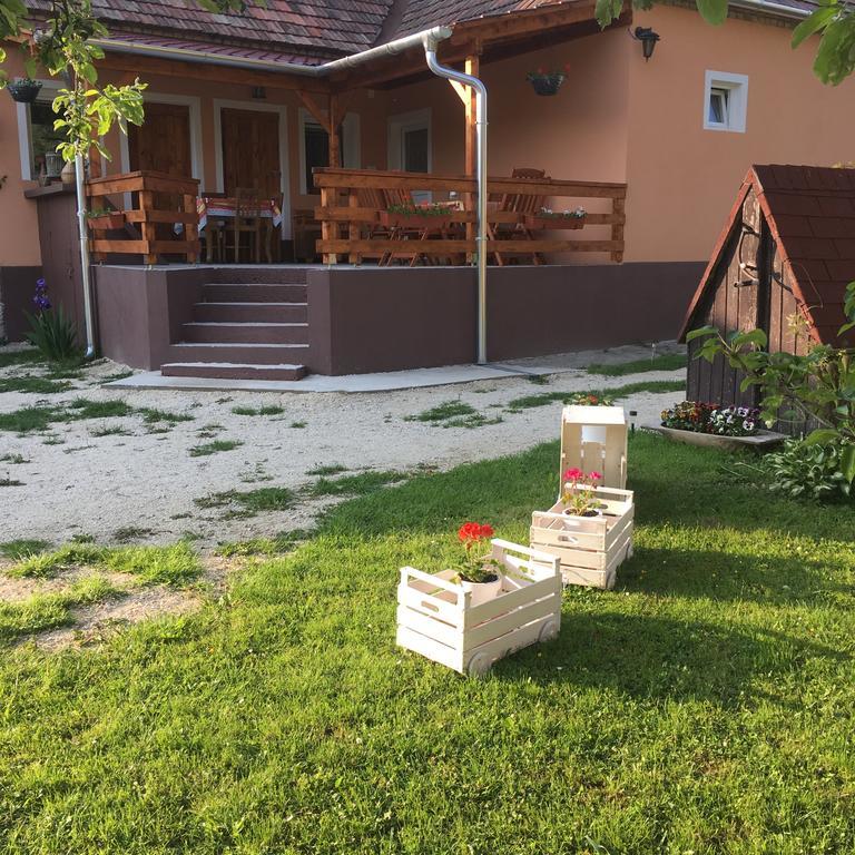 Liliom Vendeghaz Hotel Bakonybel Bagian luar foto
